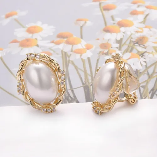 Vista 5 de Yoursfs Aretes de clip de perlas blancas grandes para mujer, chapados en oro de 18 quilates, hipoalergénicos, sin perforaciones, joyería brillante