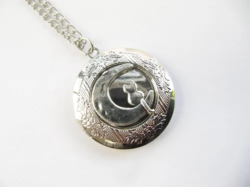 Vista 4 de Collar con medallón de gato y luna dije de luna y gato medallón de gato regalo para amantes de los gatos medallón de luna gato sentado en la luna