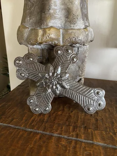 Vista 2 de Arte de pared de metal, cruz sagrada de Milagro, llévate tu preocupación, ornamental, etiqueta de regalo, hecho a mano en Haití, 3.75 x 4.5 pulgadas