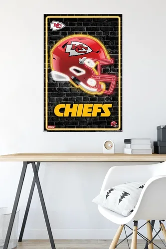 Vista 5 de Trends International NFL Kansas City Chiefs - Póster de pared con casco neón, 22.37 x 34.00 pulgadas, paquete de póster y montaje