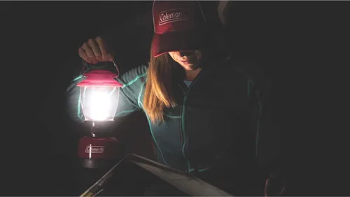 Vista 4 de Coleman Linterna LED de 400 L con batería 4D, resistente al agua y a los impactos con asa de transporte, luces LED de por vida nunca necesitan