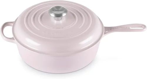 Vista 9 de Le Creuset Cacerola de Hierro Fundido Esmaltado Signature Cassadou, 3.75 qt., Flame