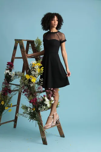 Vista 4 de Maggy London Vestido de ilusión ajustado y acampanado para mujer