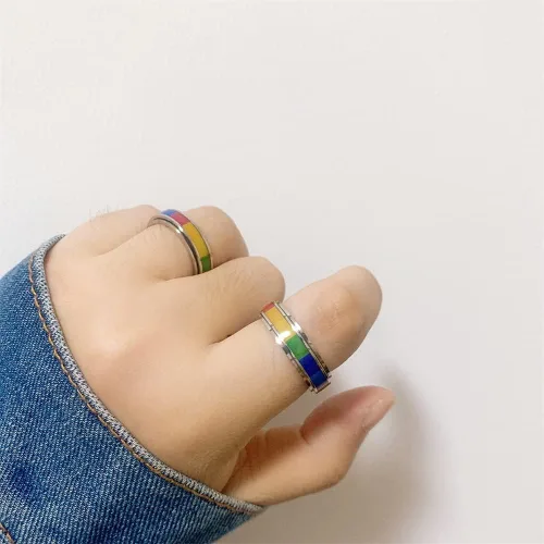 Vista 5 de Anillo giratorio cuadrado con arco iris LGBT para mujeres, hombres, parejas, alivio del estrés, anillo giratorio de acero inoxidable Love Is Love