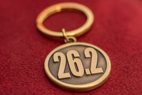 Vista 4 de Regalo de corredor de maratón Llavero 26.2 Regalo único para una carrera de maratón Hombres y mujeres aman esta idea para celebrar su primera vez