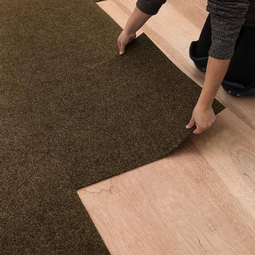Vista 14 de Mohawk Home Baldosa de alfombra de 24" x 24" para interiores/exteriores, altura de pelo de 0.25", despegar y pegar, poliéster negro, (15 baldosas)