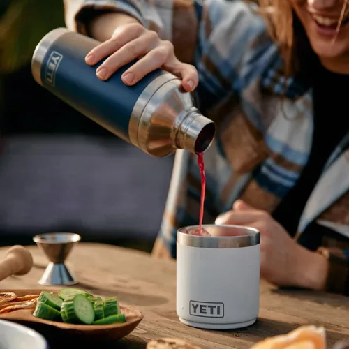 Vista 6 de YETI Rambler - Coctelera de acero inoxidable con aislamiento al vacío, 20 onzas, azul cielo grande