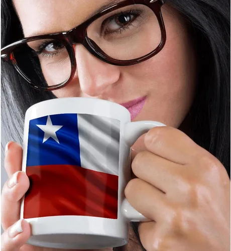 Vista 2 de 3dRose Taza de cerámica con diseño de bandera de Chile agitando en el viento, 11 onzas Blanco