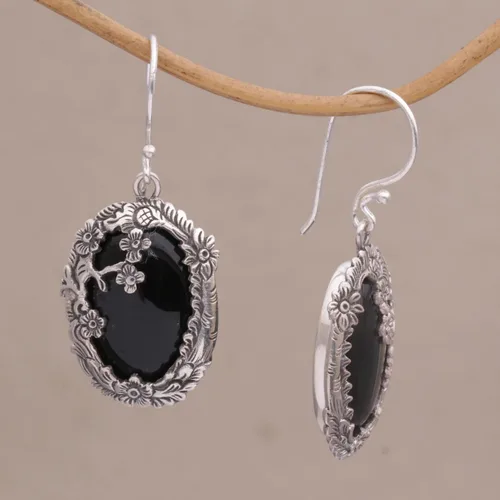 Vista 3 de NOVICA Aretes colgantes artesanales hechos a mano de ónice de plata de ley 925 floral de Bali, negro, Indonesia, piedra natal de la naturaleza