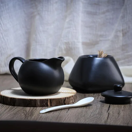 Vista 3 de Crema simple de cerámica mate con asa, jarra pequeña de leche para café, 8 onzas, color negro