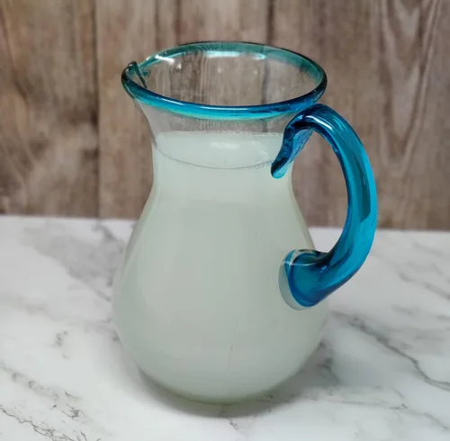 Vista 5 de Jarra mexicana de vidrio soplado a mano, borde y mango Aqua (84 oz)