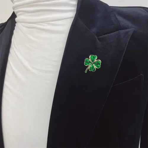Vista 5 de Broche minimalista de trébol de cuatro hojas esmaltado verde para el día de San Patricio, broches de solapa para mujeres, niñas, hombres, broches
