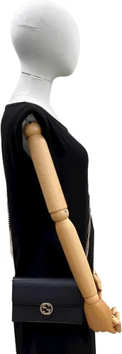 Vista 6 de Gucci - Bolso de piel de camelia entrelazado con cadena marmont, color plateado