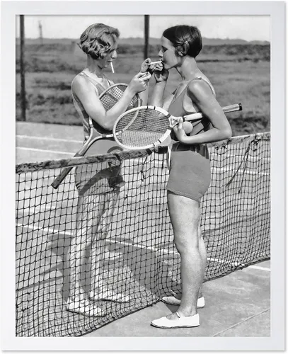 Vista 32 de Poster Master Póster Vintage Fotografiado - Impresión Deportiva Retro - Regalo para Artista, Amigo - Niñas Fumando, Cancha de Tenis, Pausa