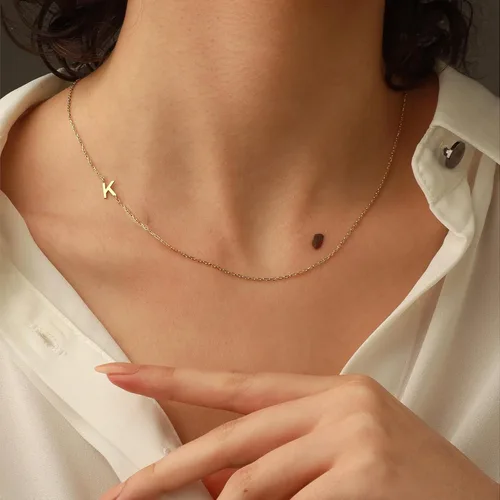 Vista 3 de Sideways - Collares con inicial para mujer, chapado en oro de 14 quilates, delicado collar de letra dorada, gargantilla de oro simple, collares
