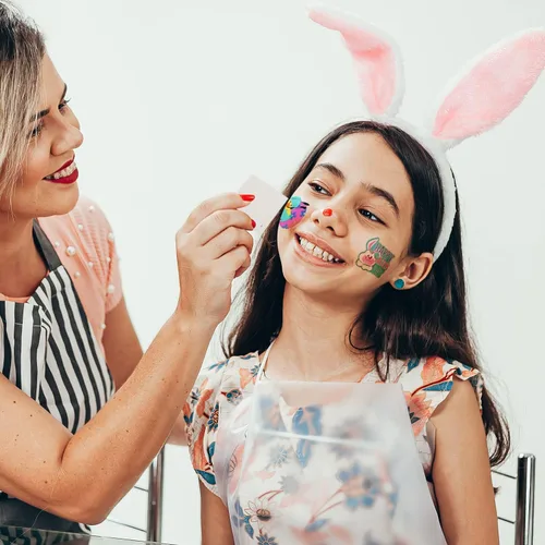 Vista 6 de ArtCreativity Rellenos clásicos de cesta de Pascua para niños, calcomanías temporales de tatuajes, rellenos de huevos, golosinas, juguetes
