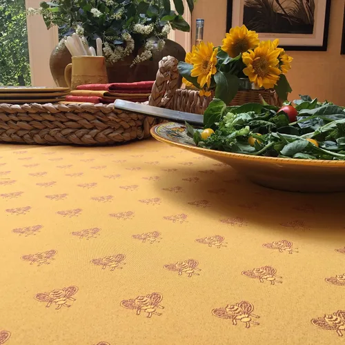 Vista 2 de Amelie Michel Mantel jacquard francés de lujo en Maya Bee, dorado, resistente a las manchas, fácil cuidado, lavable a máquina, fabricado en Francia