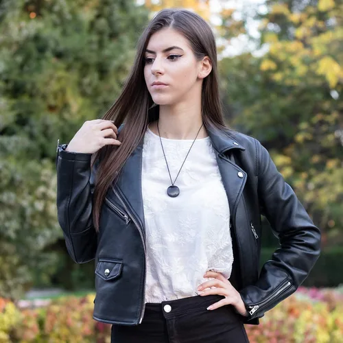 Vista 4 de Heka Naturals Collar con colgante de cristal Shungite Cristales curativos y collar de chakras Joyas de piedras preciosas para hombres y mujeres