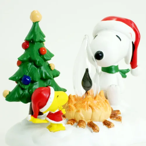 Vista 2 de Snoopy By Camp Fire - Luz nocturna parpadeante con enchufe giratorio de poliresina de 4.5 pulgadas