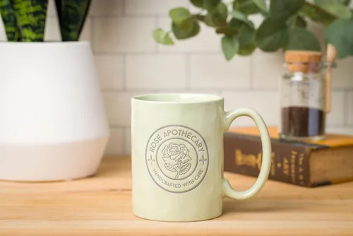 Vista 5 de Silver Buffalo Schitt's Creek Rose Apothecary - Taza de cerámica de cerámica resistente a la cera, 17 onzas