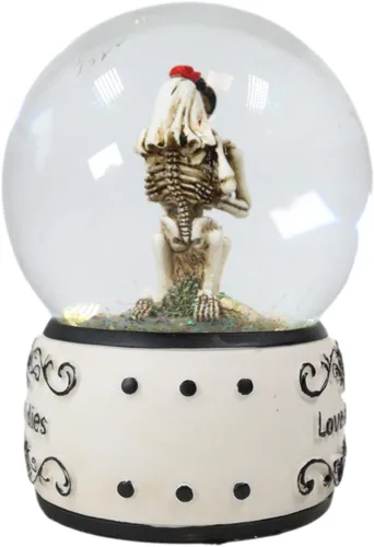 Vista 2 de Ebros Gift Day of the Dead Love Never Dies Bride and Groom - Esqueletos franceses de besos arrodillados por cementerio Globo de agua con purpurina