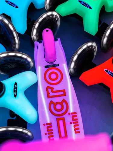 Vista 9 de Micro Kickboard Mini Deluxe Glow Plus LED Scooter Manillar ajustable Inclinación para dirigir Ligero Tres ruedas Niños de 2 a 5 años
