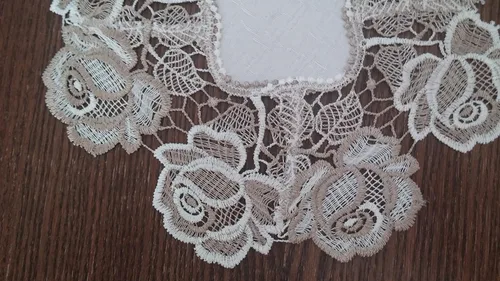 Vista 2 de Alfombra cuadrada con cacao y rosas de encaje blanco antiguo con material antiguo, tamaño 9 pulgadas