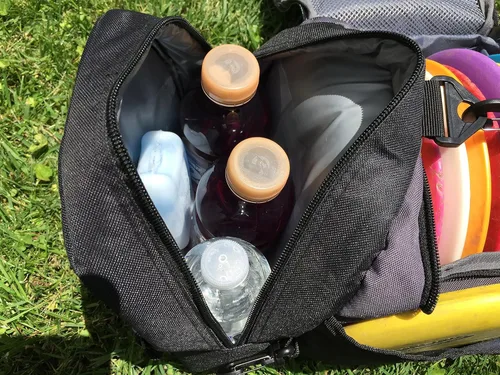Vista 5 de The Throwback Sack – Bolsa para discos de Frisbee y golf con refrigeración y acolchado extra, correa cómoda – Para 12-15 discos y 6 bebidas frías.