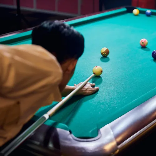 Vista 7 de Tacos de billar de 58 pulgadas, juego de palos de billar de madera de arce canadiense para fanáticos profesionales de billar, jugadores de 18-21