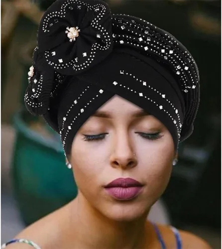 Vista 5 de Woeoe Gorro para la cabeza con diamantes de imitación negros, bufanda para la cabeza con perlas de flores, turbante para mujeres y niñas, Color-1