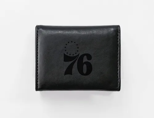 Vista 4 de NBA Rico Industries - Billetera triple grabada con láser y tres pliegues, accesorio para hombre
