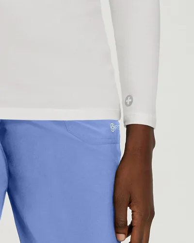 Vista 5 de Camiseta de manga larga elástica con cruz blanca, perfecta para debajo del uniforme.