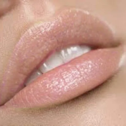 Vista 4 de By The Clique Brillo de labios rosa prémium Blushing Bride..