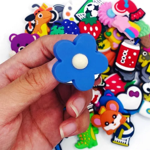 Vista 5 de 50 dijes Kawaii de cocodrilo de dibujos animados, divertidos al azar para decoración de anime, dijes de zapatos para niños, Cloruro de polivinilo