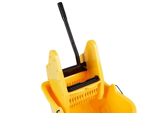Vista 4 de Amazon Basics - Juego de cubo de limpieza de piso rectangular con escurridor de prensa descendente resistente, 35 cuartos de galón, amarillo