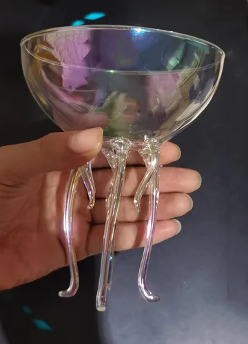 Vista 3 de Taza de cristal mágica de medusas oceánicas coloridas para cóctel o Martini, vajilla única para bar o cocina