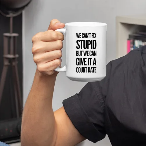Vista 4 de Panvola Taza de café de cerámica con texto en inglés "We Can't Fix Stupid But We Can Give It A Court Date Lawyer, Regalos para leyes, estudiantes