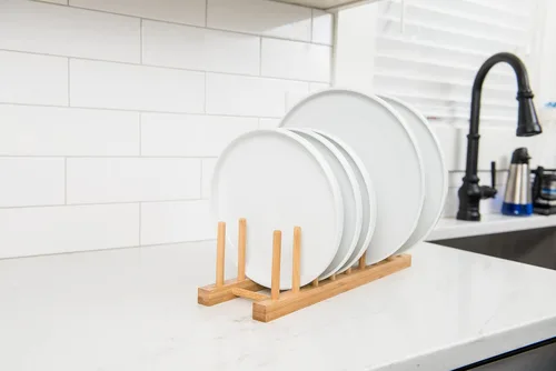 Vista 4 de Lipper International 887 Estante para platos de madera de bambú y soporte para tapa de olla, 15-3/8" x 4-3/8" x 4
