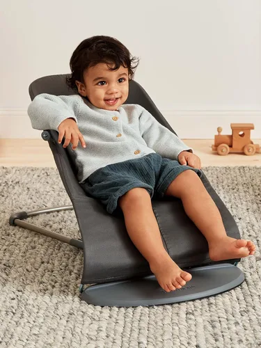 Vista 5 de BabyBjörn Bouncer Bliss, Algodón, Colcha Clásica, Antracita. Asiento Ajustable de Mecedora de Bebé 2-en-1 y Silla para Niños Pequeños, de Recién