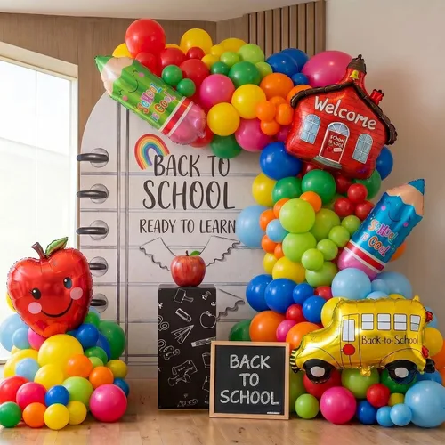 Vista 12 de Decoraciones de fiesta de cumpleaños con temática de circo e incluyen guirnalda de globos rojos, azules y amarillos y globos de papel de aluminio
