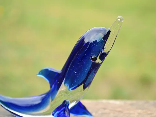 Vista 2 de Figura de delfín de cristal azul de 5 pulgadas, miniatura soplada a mano estilo Murano, adorno de animales marinos para tanque de acuario, estante