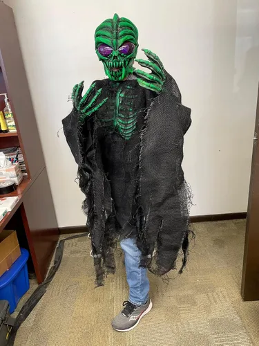 Vista 3 de Zagone Studios - Kit de disfraz de alienígena con luz negra y UV