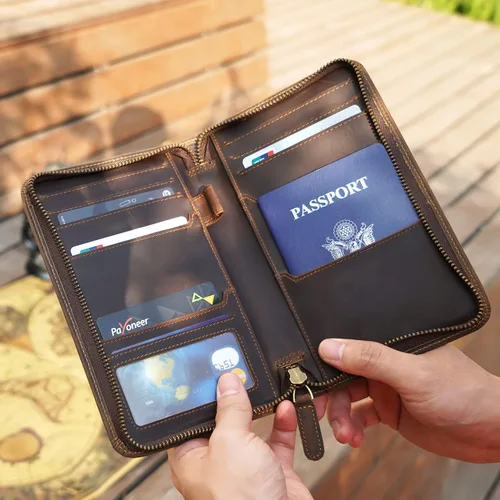 Vista 9 de Polare - Funda para pasaporte de cuero de grano completo para hombre, con bloqueo RFID, cartera de viaje con capacidad para 4 pasaportes, Marrón
