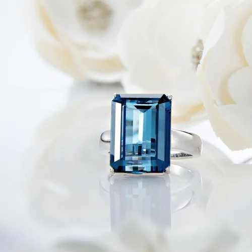 Vista 4 de Ross-Simons Anillo de topacio azul Londres de 14.00 quilates en plata de ley