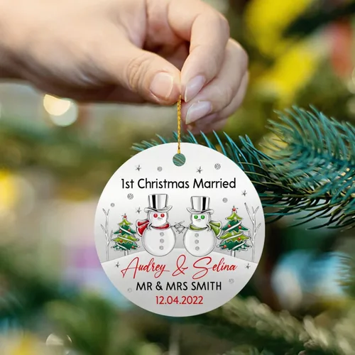 Vista 4 de Adorno de matrimonio de muñeco de nieve para pareja, adorno personalizado de primera Navidad para casados, con nombres personalizados y fecha