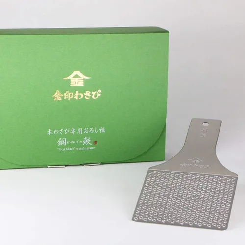 Vista 2 de Rallador de Wasabi de acero inoxidable sostenible – Hagane Zame – Rejilla Wasabi, ajo, jengibre, manzanas, frutas, verduras, textura