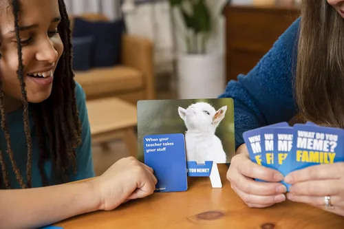 Vista 13 de WHAT DO YOU MEME? Family Edition by Relatable, Now with Refreshed Content - Kids Games 8+, Family Games for Kids and Adults, Includes 300 Caption