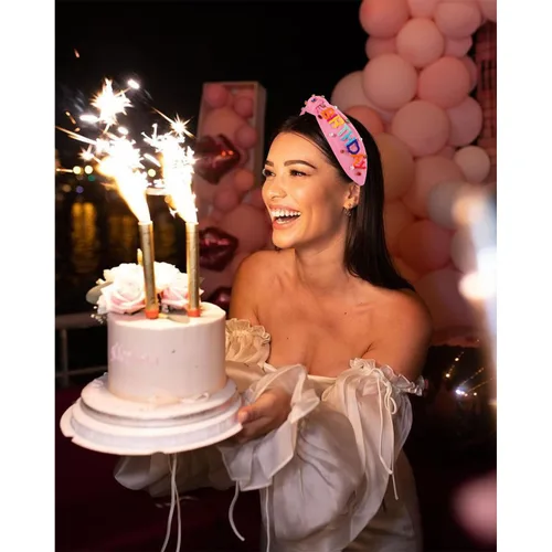 Vista 2 de YAHPERN Diadema de cumpleaños para mujer con cuentas "It's My Birthday", diadema anudada con diamantes de imitación de cristal, diadema de nudo
