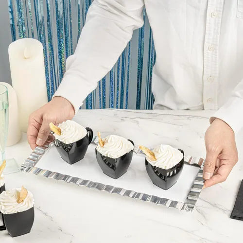 Vista 5 de Restaurantware -Tazas cuadradas de 5 onzas para café expreso, 100 tazas de café de plástico desechables - Plástico PS, con asas, taza de postre
