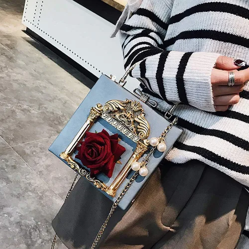 Vista 2 de QZUnique Bolso de noche con diseño de ángel de amor en relieve para mujer, bolso cruzado con cierre de lazo, bolso de hombro barroco